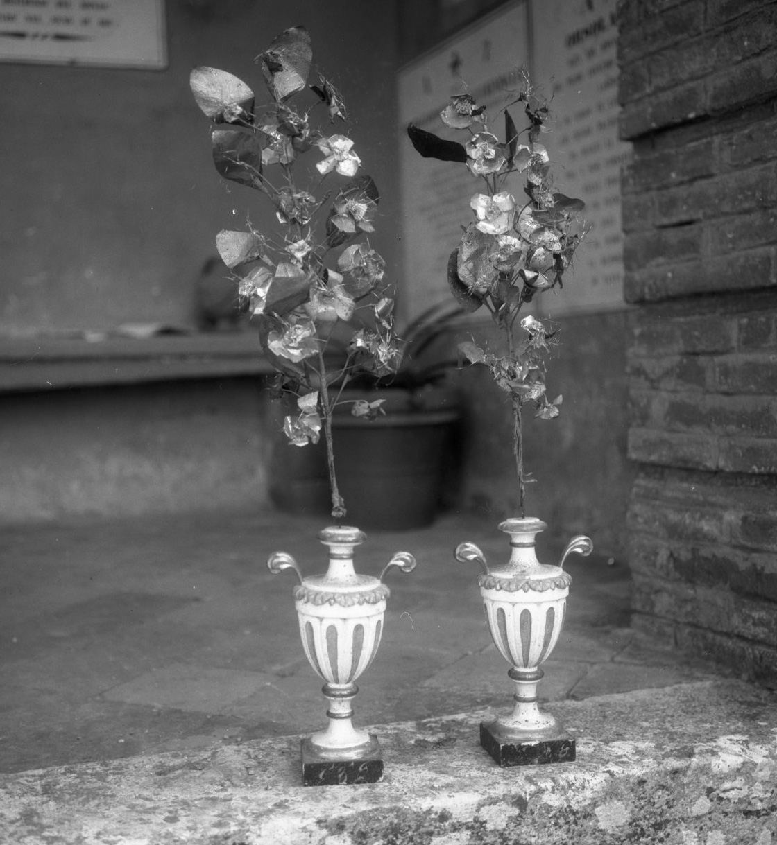 vaso d'altare con composizione floreale, serie - bottega toscana (sec. XIX)