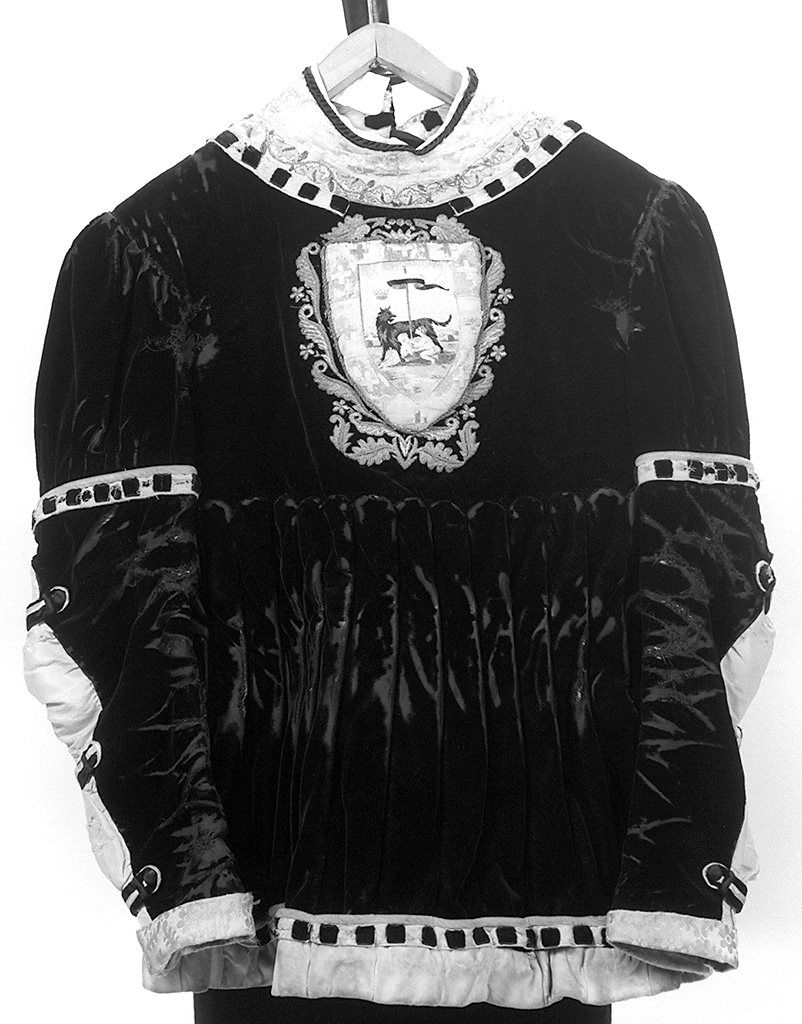 stemma della contrada della Lupa (montura - da alfiere, serie) - manifattura senese (sec. XX)