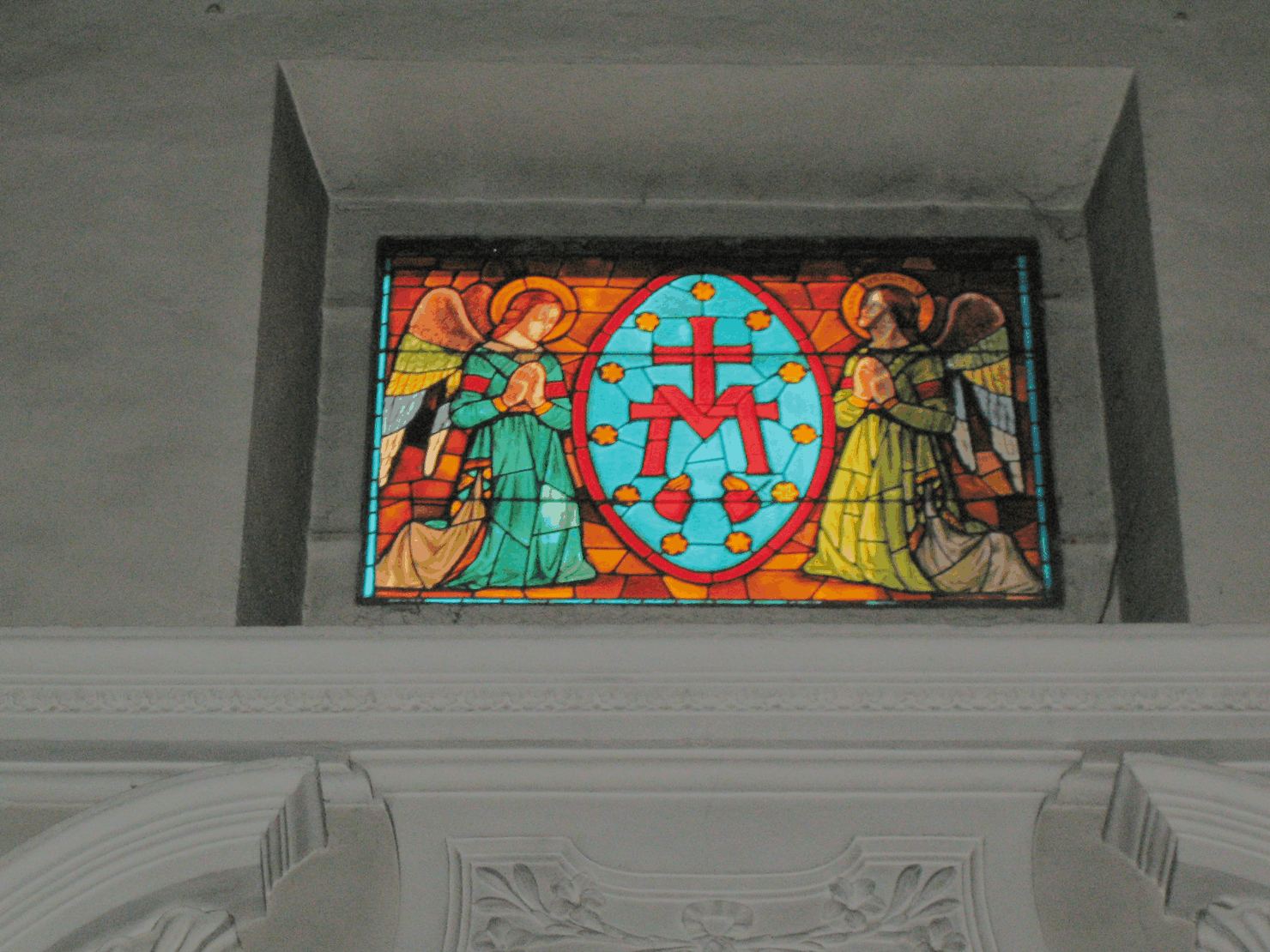 angeli adoranti il monogramma mariano (vetrata) - produzione italiana (sec. XX)