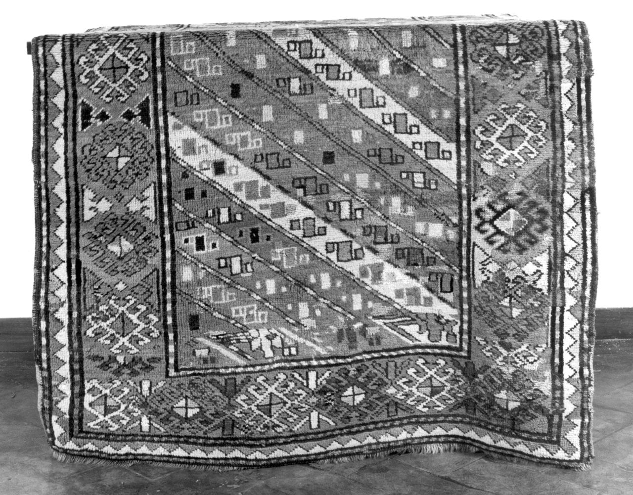 motivi decorativi geometrici e vegetali stilizzati (tappeto) - manifattura persiana (metà sec. XIX)