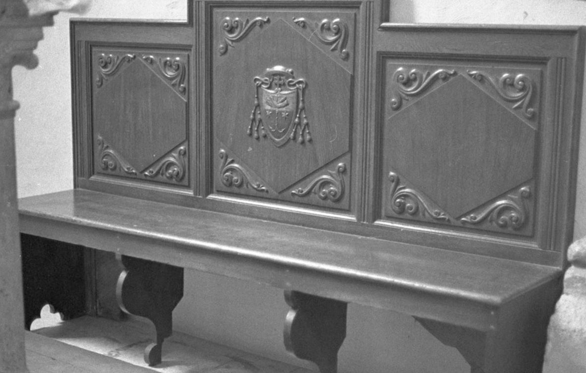 stemma vescovile (panca) - bottega toscana (primo quarto sec. XX)