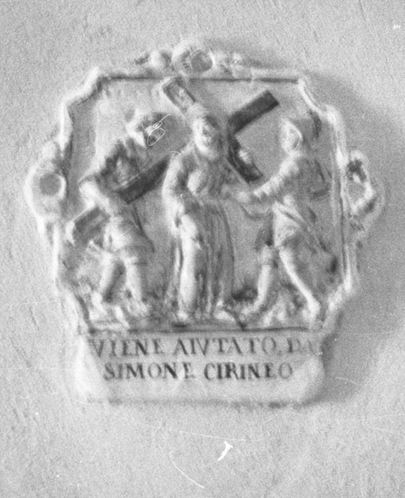 stazione V: Gesù aiutato da Simone il Cireneo a portare la croce (formella, elemento d'insieme) - bottega toscana (sec. XVIII)