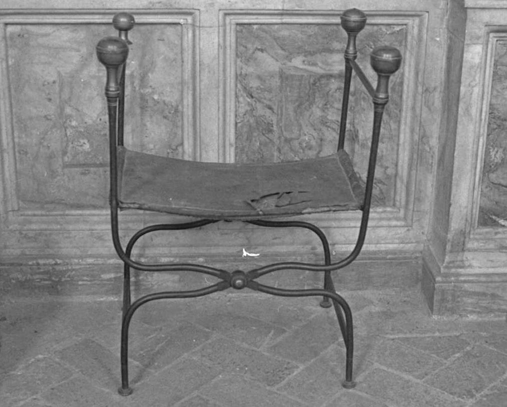 faldistorio pieghevole - bottega toscana (prima metà sec. XVI)