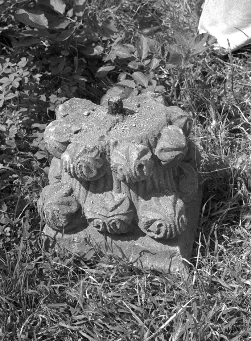 capitello corinzio, elemento d'insieme - bottega toscana (sec. XIII)