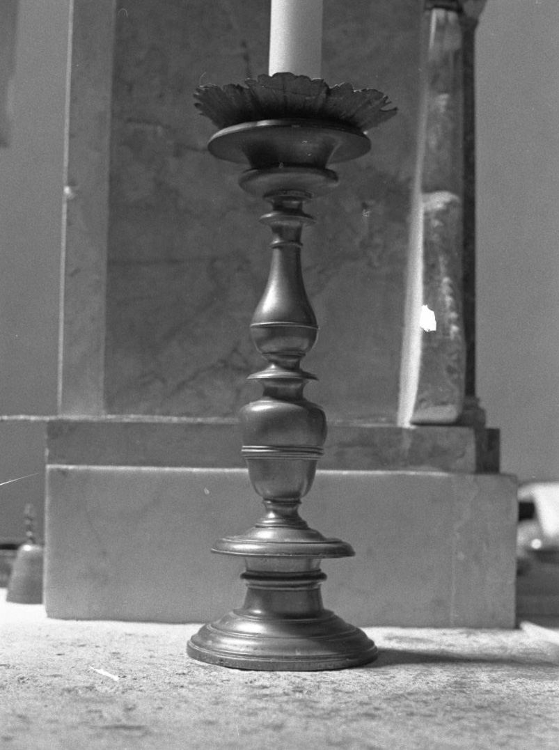 candeliere d'altare, serie - bottega toscana (sec. XVII)