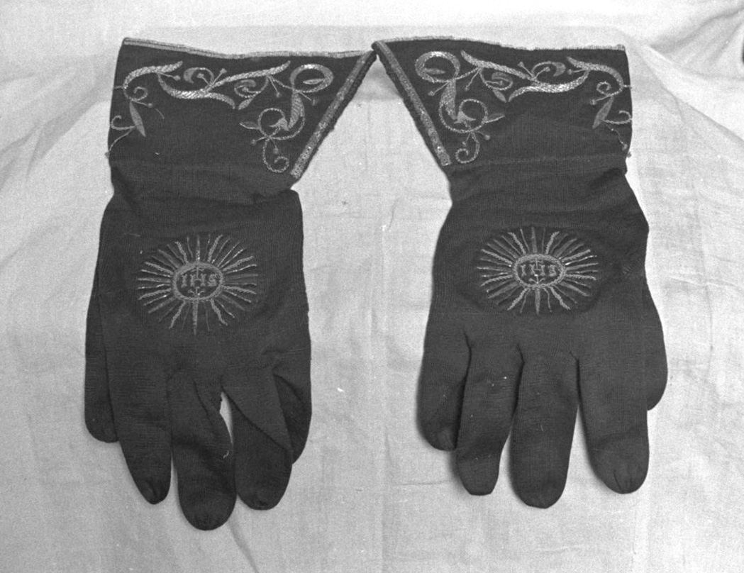 monogramma di San Bernardino da Siena (guanti pontificali) - manifattura toscana (sec. XIX)