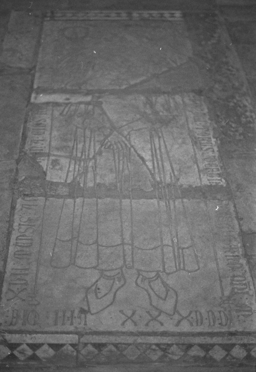 figura maschile distesa (lastra tombale) - ambito toscano (sec. XIV)