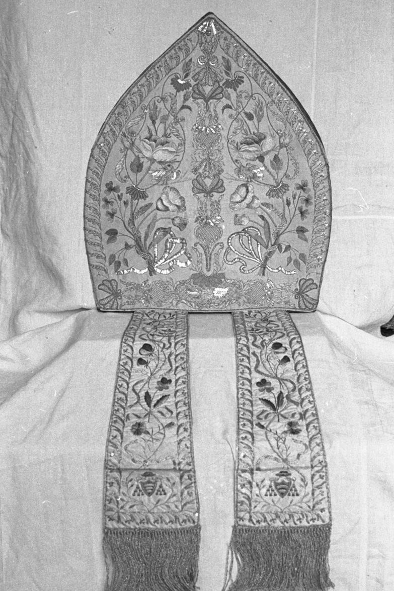 stemma del vescovo Giuseppe Maria Traversi (mitria) - manifattura italiana (sec. XIX)