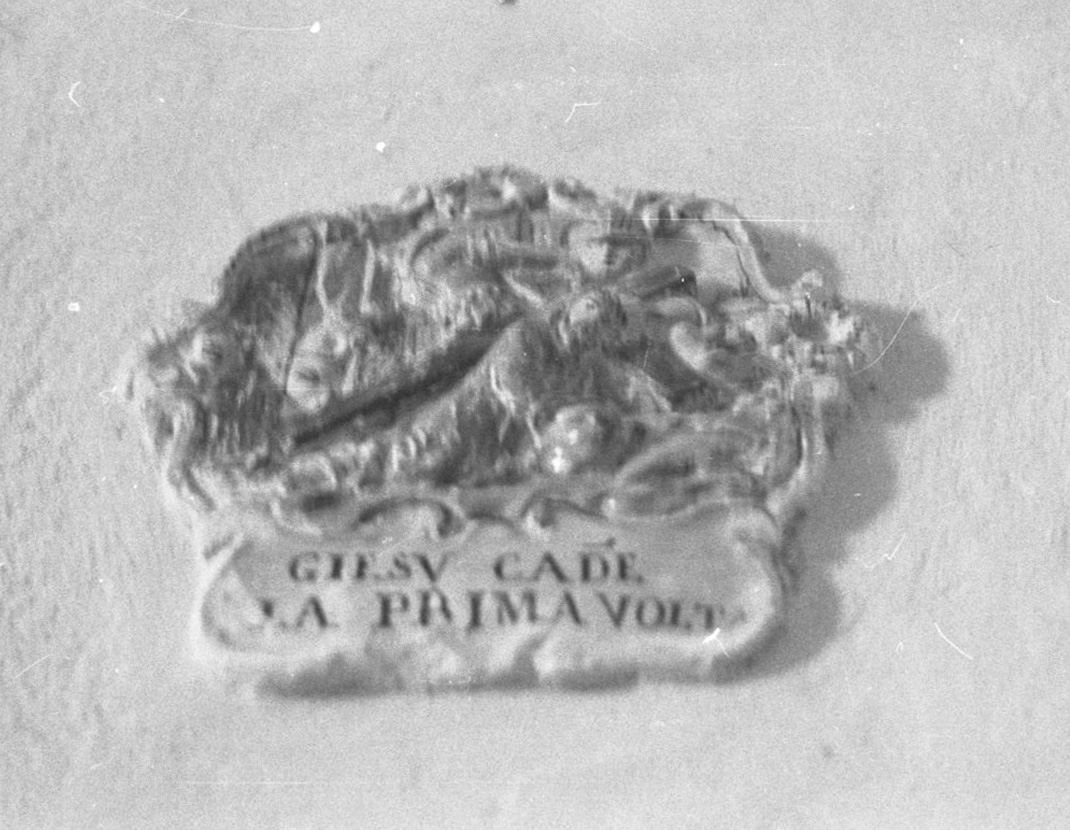 stazione III: Gesù cade sotto la croce la prima volta (formella, elemento d'insieme) - bottega toscana (sec. XVIII)