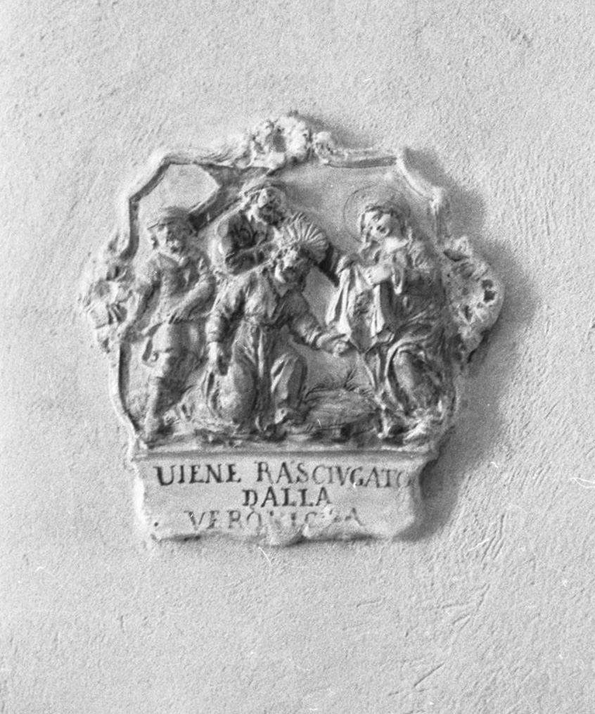 stazione VI: Gesù asciugato dalla Veronica (formella, elemento d'insieme) - bottega toscana (sec. XVIII)