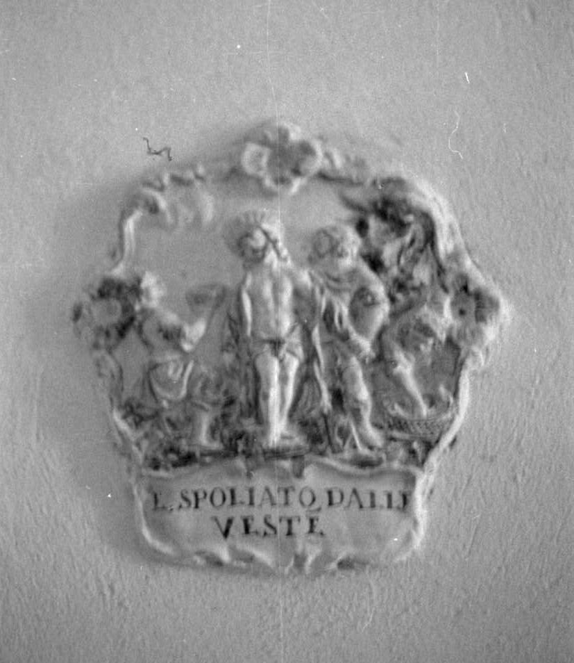 stazione X: Gesù spogliato e abbeverato di fiele (formella, elemento d'insieme) - bottega toscana (sec. XVIII)