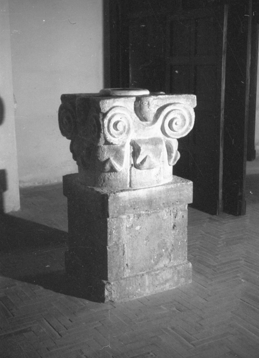 acquasantiera - bottega toscana (fine/inizio secc. XI/ XII)