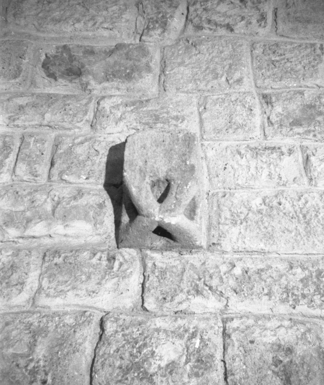 chiave di volta, serie - bottega toscana (fine/inizio secc. XII/ XIII)