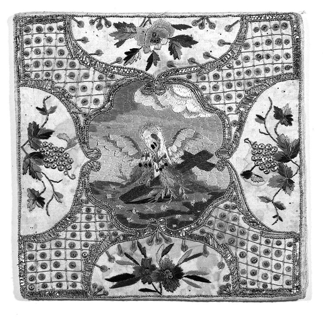 pellicano come simbolo di Cristo (palla di calice, elemento d'insieme) - manifattura senese (seconda metà sec. XVIII)