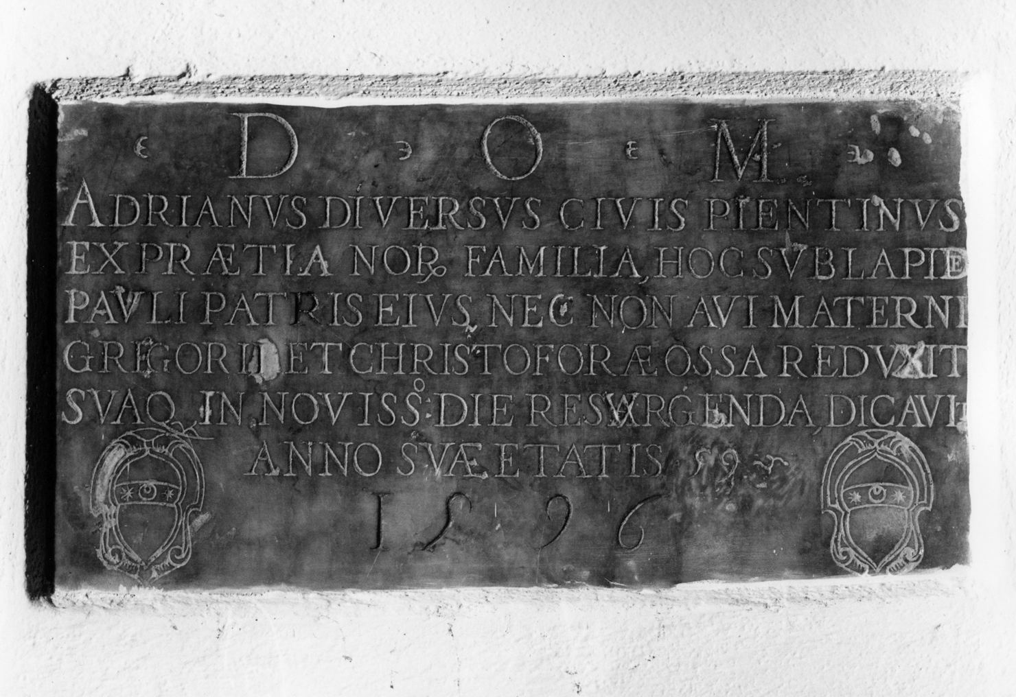 lapide commemorativa - bottega senese (sec. XVI)