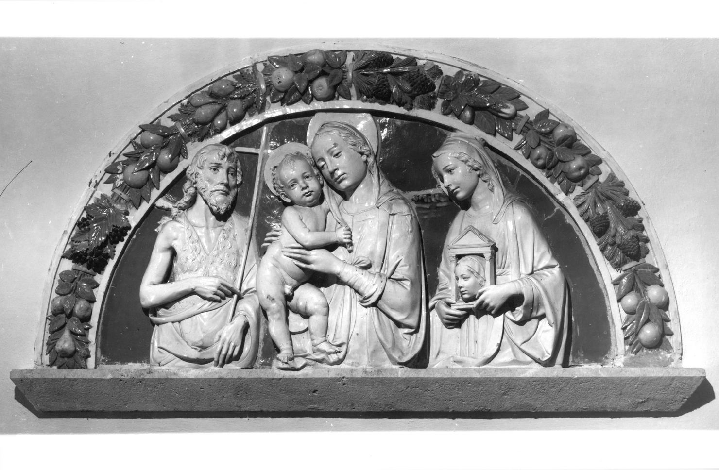 Madonna con Bambino tra San Giovanni Battista e Sant'Antilia (lunetta) di Della Robbia Andrea (e aiuti) (sec. XV)