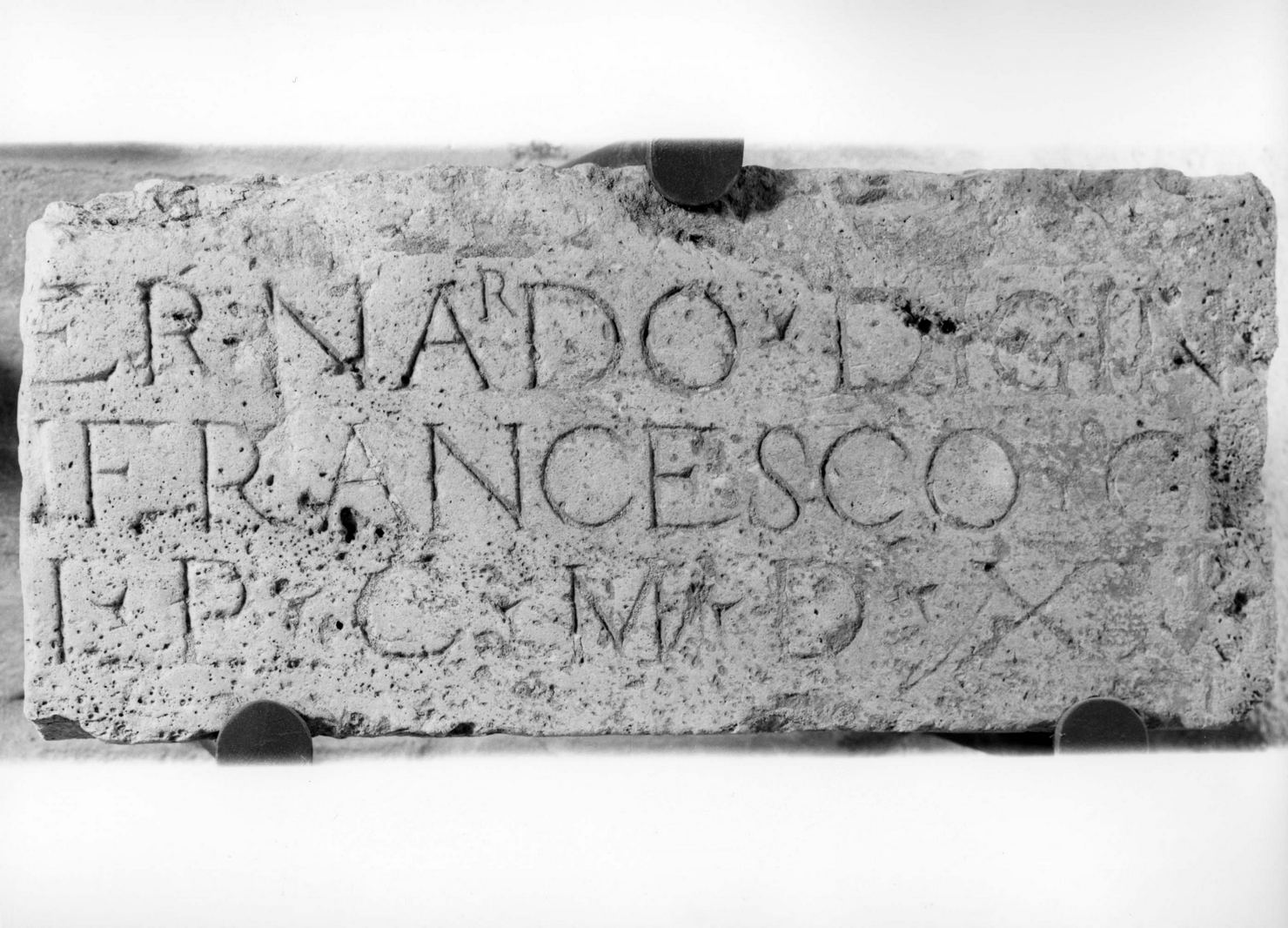 lapide commemorativa - produzione toscana (sec. XVI)