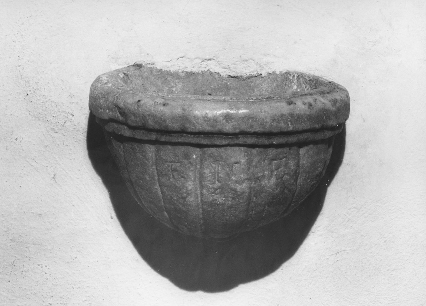 acquasantiera da parete - bottega senese (prima metà sec. XVII)