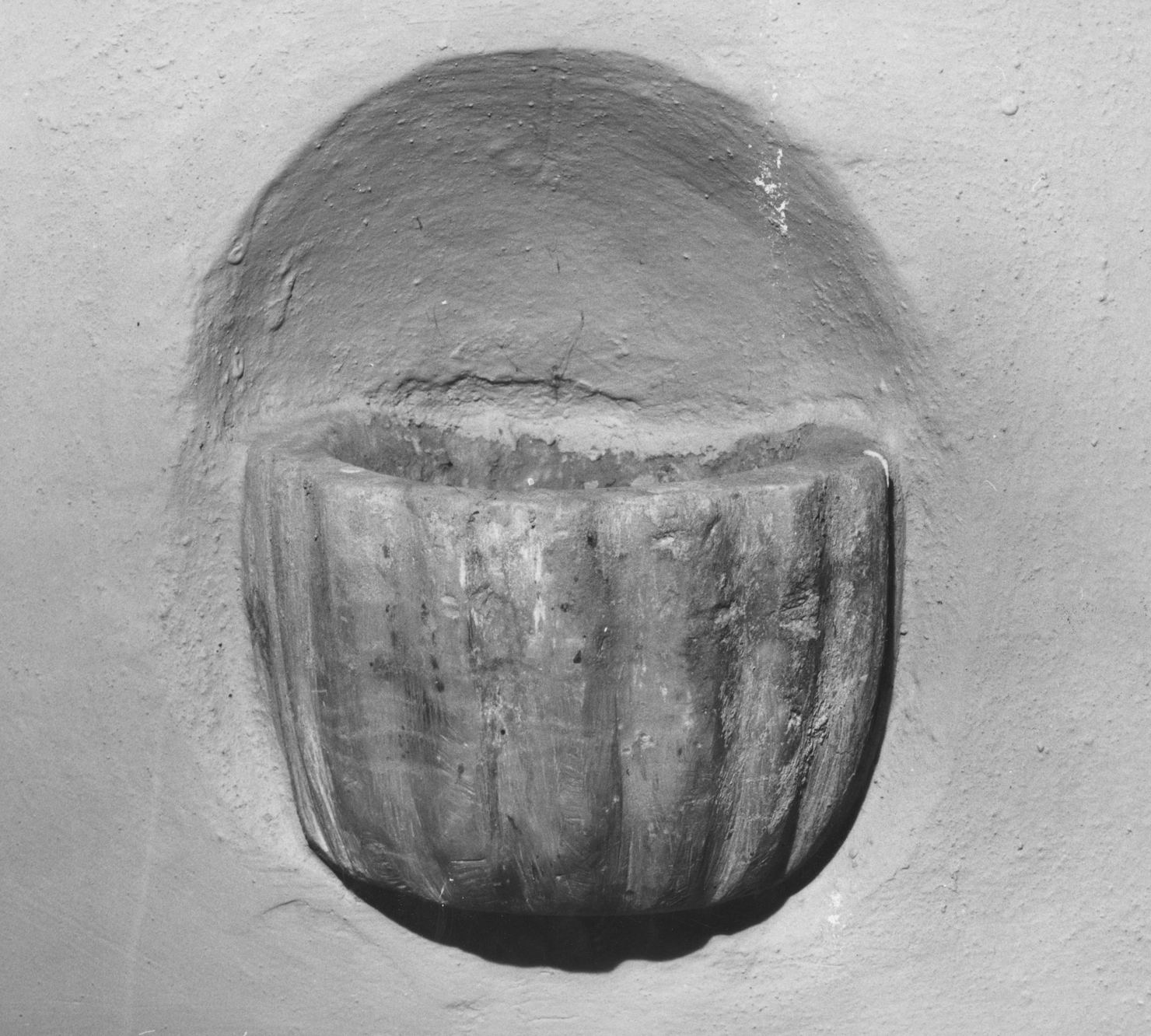 acquasantiera da parete - bottega senese (prima metà sec. XVIII)