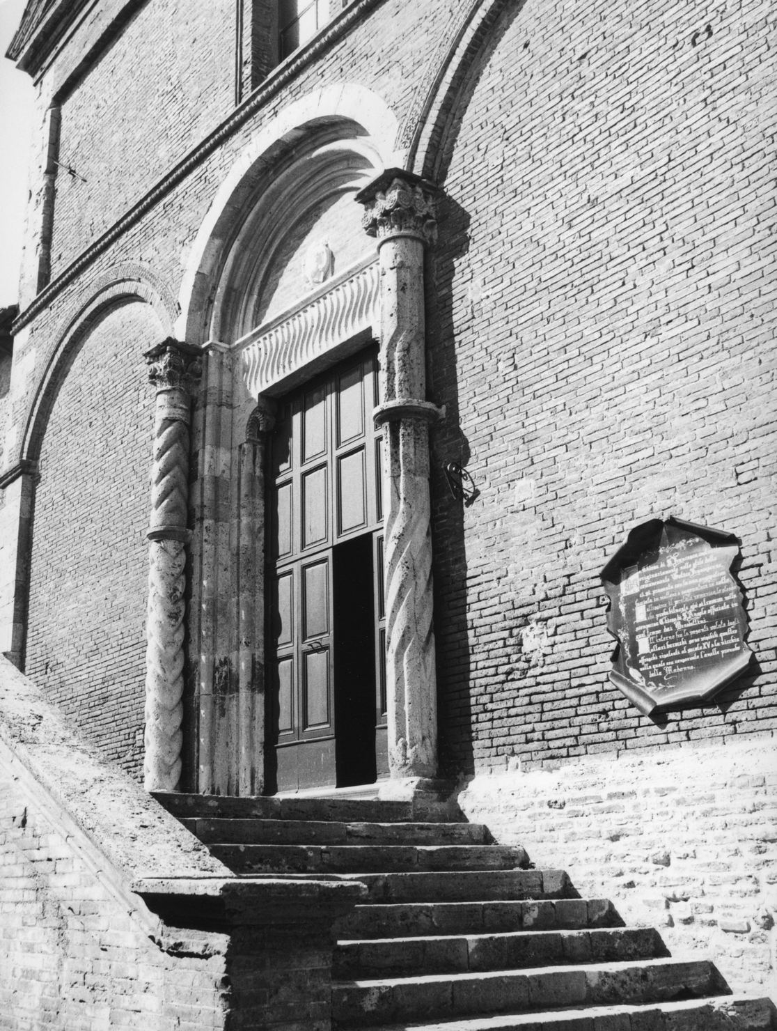 stemma dell'Ordine francescano (portale, elemento d'insieme) - ambito toscano (prima metà sec. XIII)