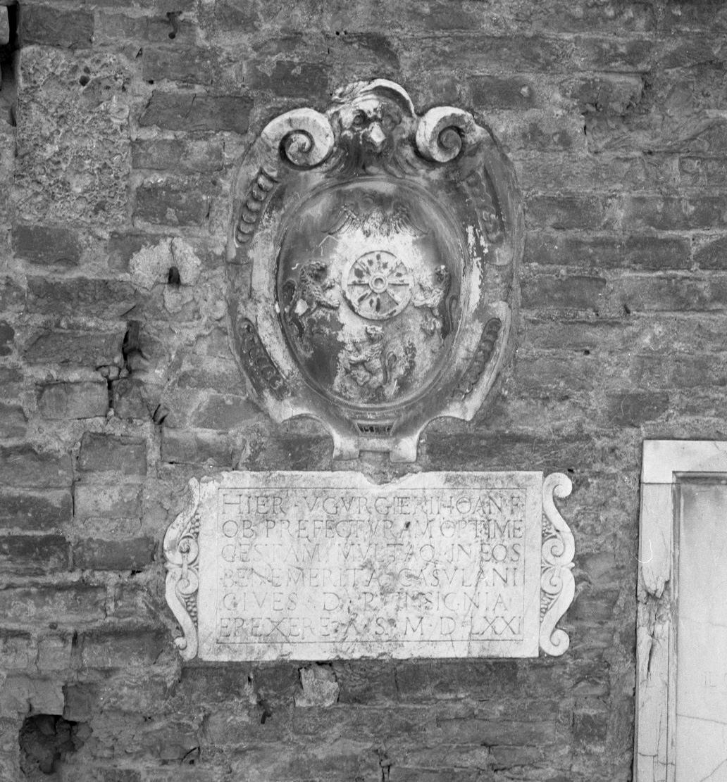 lapide documentaria, elemento d'insieme - bottega toscana (sec. XVI)