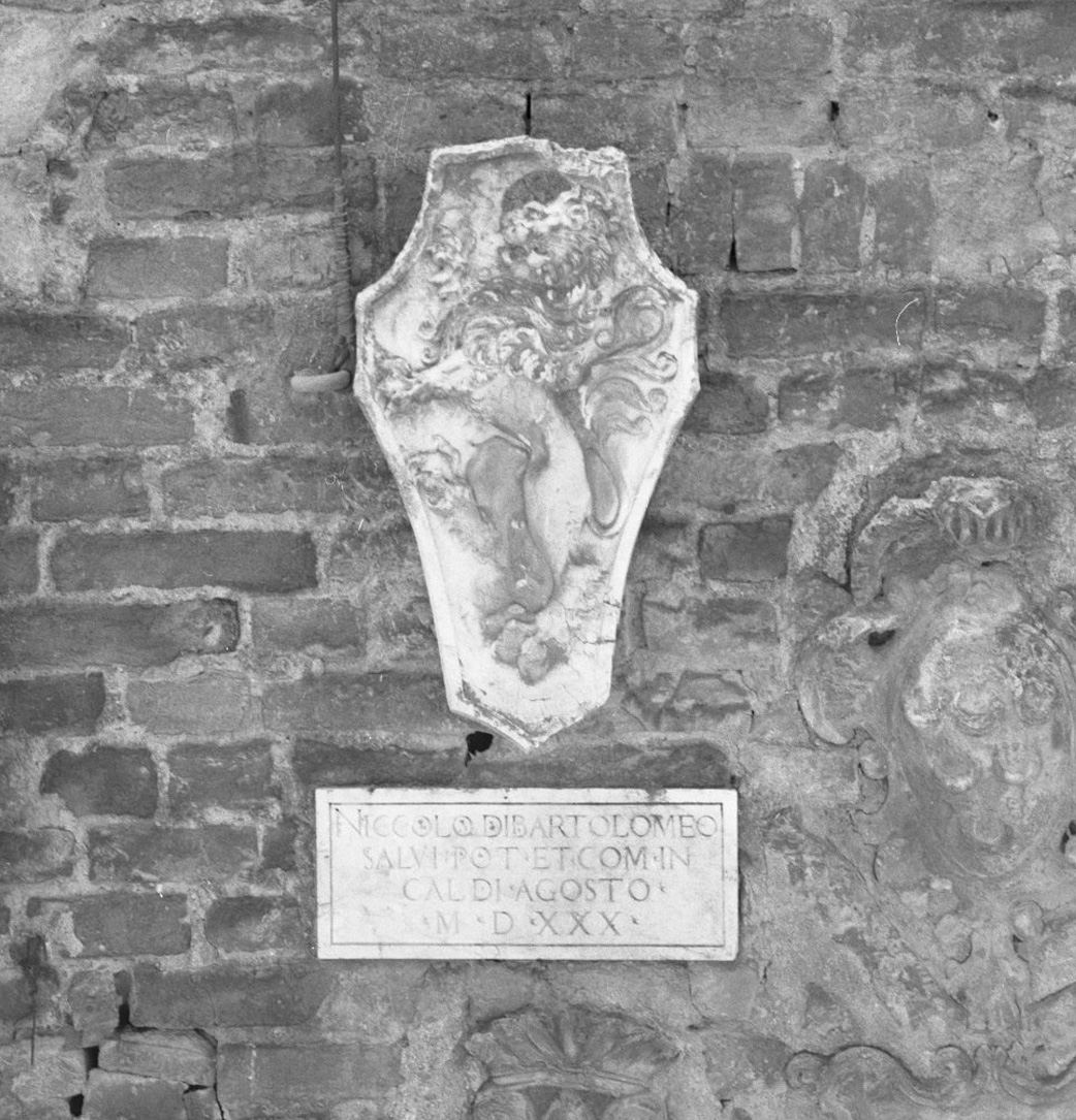 lapide documentaria, elemento d'insieme - bottega toscana (sec. XVI)