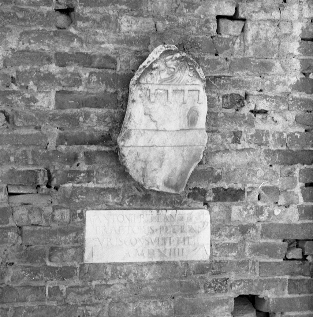 lapide documentaria, elemento d'insieme - bottega toscana (sec. XVI)