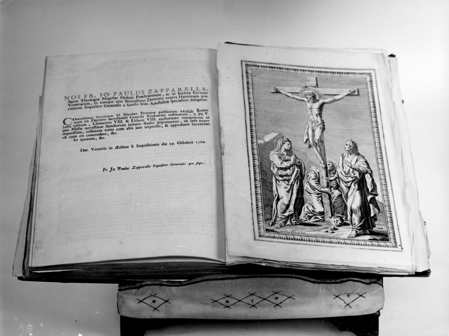 crocifissione di Cristo con la Madonna, San Giovanni Evangelista e Santa Maria Maddalena (stampa) di Piccini Isabella (sec. XVIII)