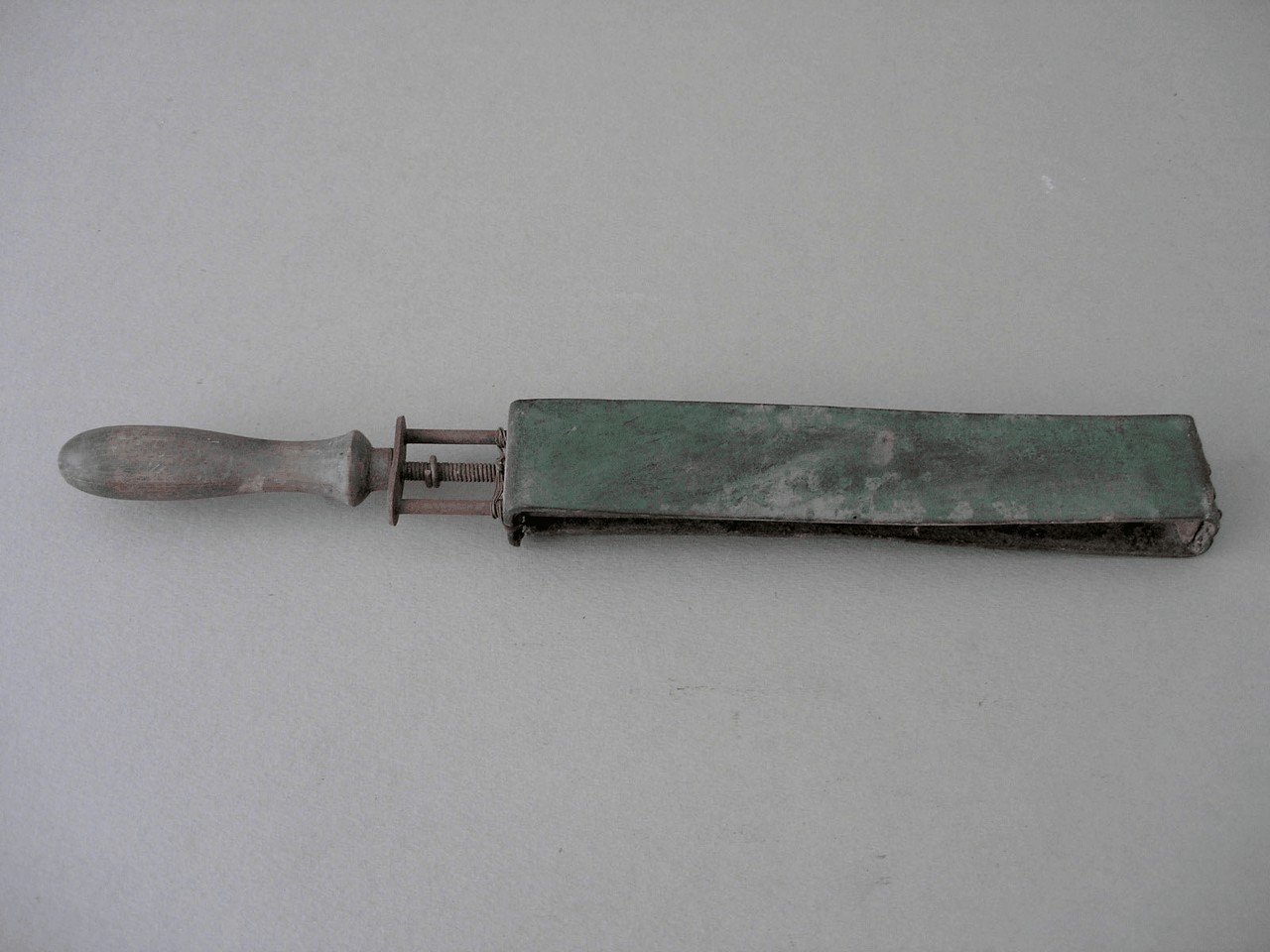 striscia di cuoio, strumento per barbieri - bottega grossetana (sec. XIX seconda metà)