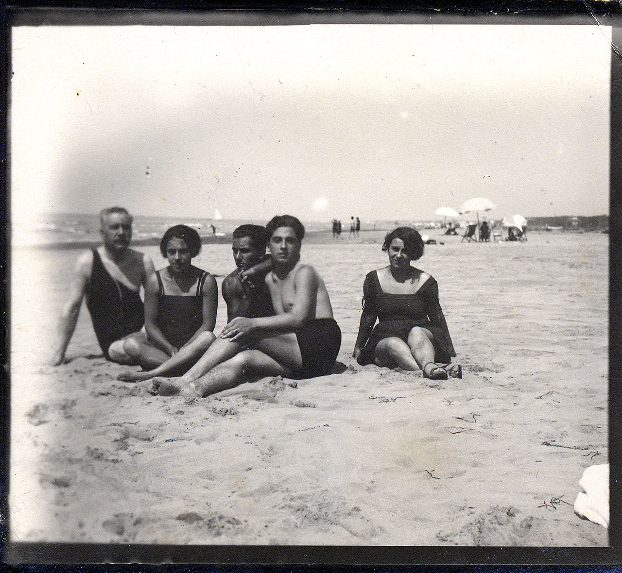 Brandi, Camillo - Brandi, Cesare - giovane uomo - giovani donne - mare - s piaggia (positivo) di Anonimo (attr) (XX)