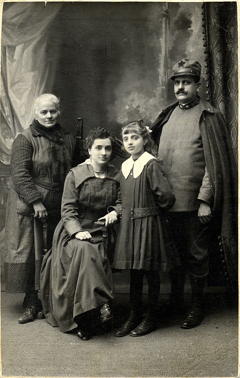 Ritratto di famiglia (positivo) di Selmi, O (attr) (XX)