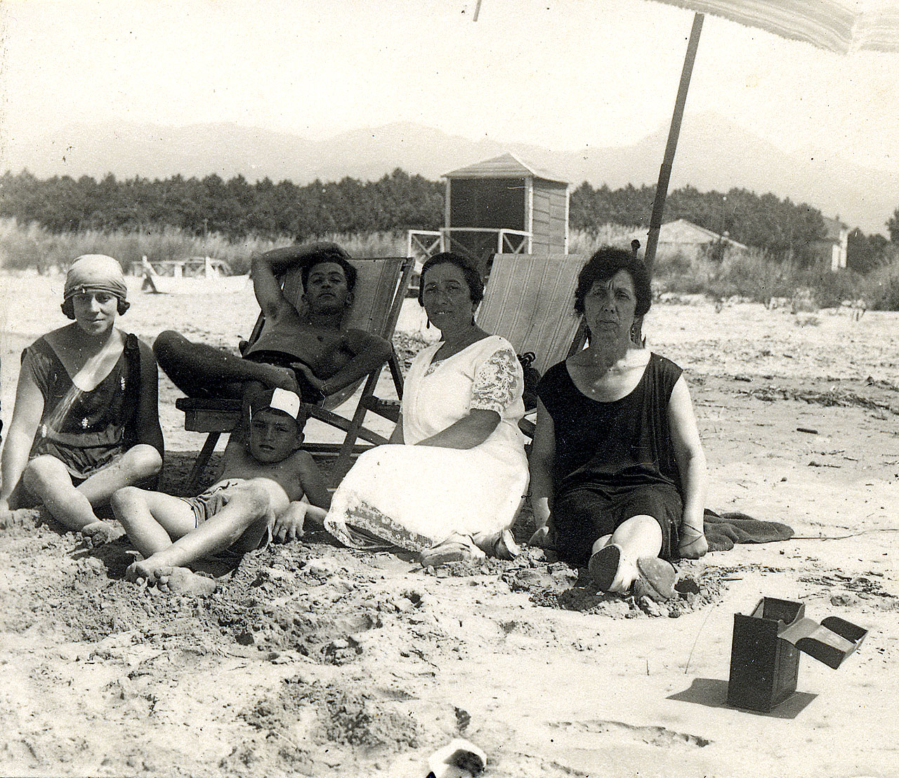 Bagnanti in spiaggia sotto l'ombrellone - mare - spiaggia (positivo) di Anonimo (attr) (XX)