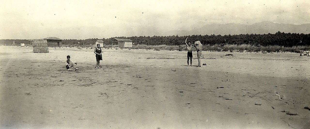 bambino - ragazzo - giovane uomo - givane donna - mare (positivo) di Anonimo (attr) (XX)