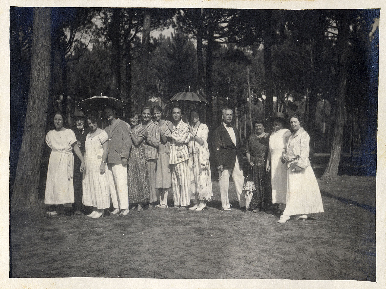 Pineta - Uomini - Donne - Brandi, Cesare - Brandi, Baldo - Brandi, Camillo - Matini, Nella (positivo) di Anonimo (attr) (XX)