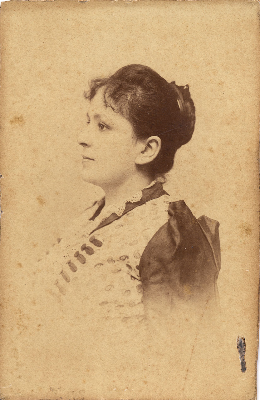 Ritratto femminile (positivo) di Manfredoni, R (attr) (XIX/ XX)