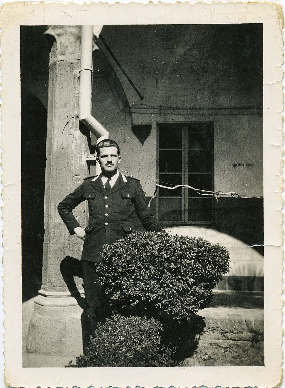 Uomo in divisa - cortile interno (positivo) di Anonimo (attr) (XX)