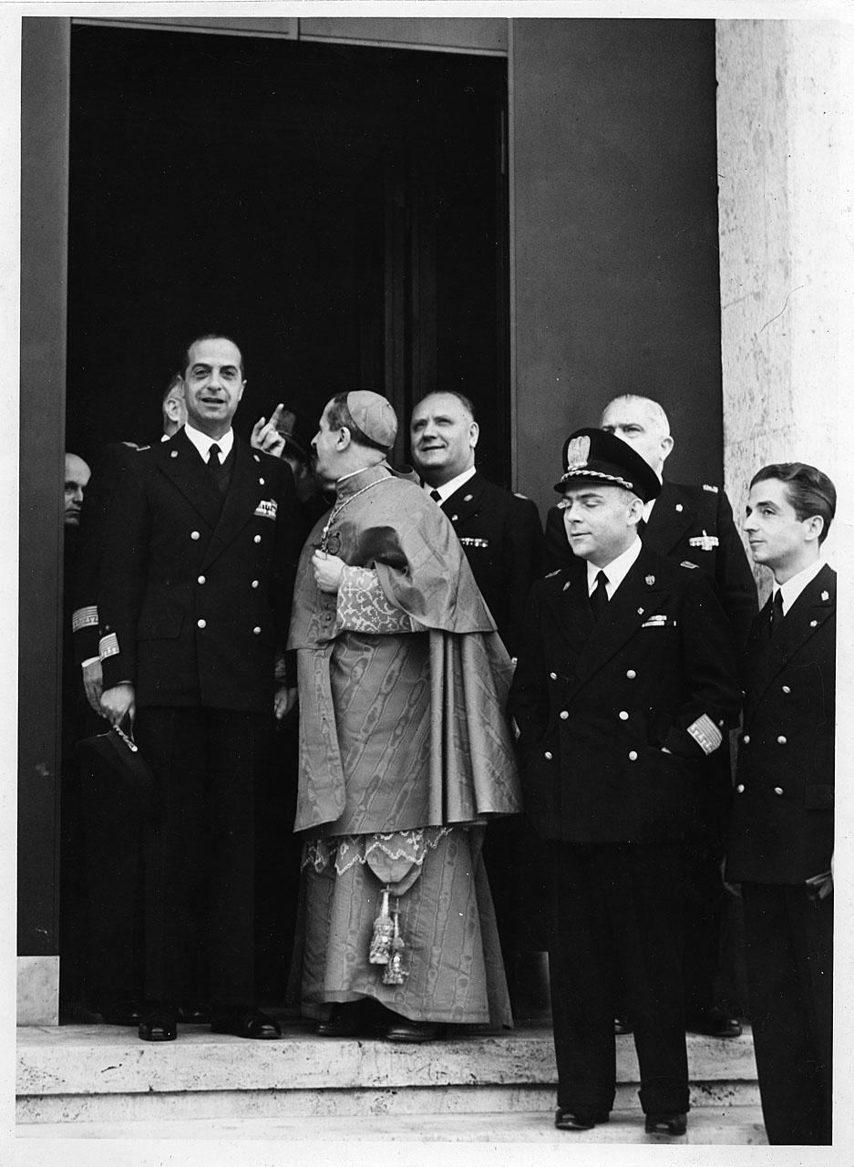 Brandi, Cesare - uomini - funzionari in uniforme - cardinale - Istituto Ce ntrale del Restauro [?] (positivo) di Pubblifoto Roma (attr) (XX)