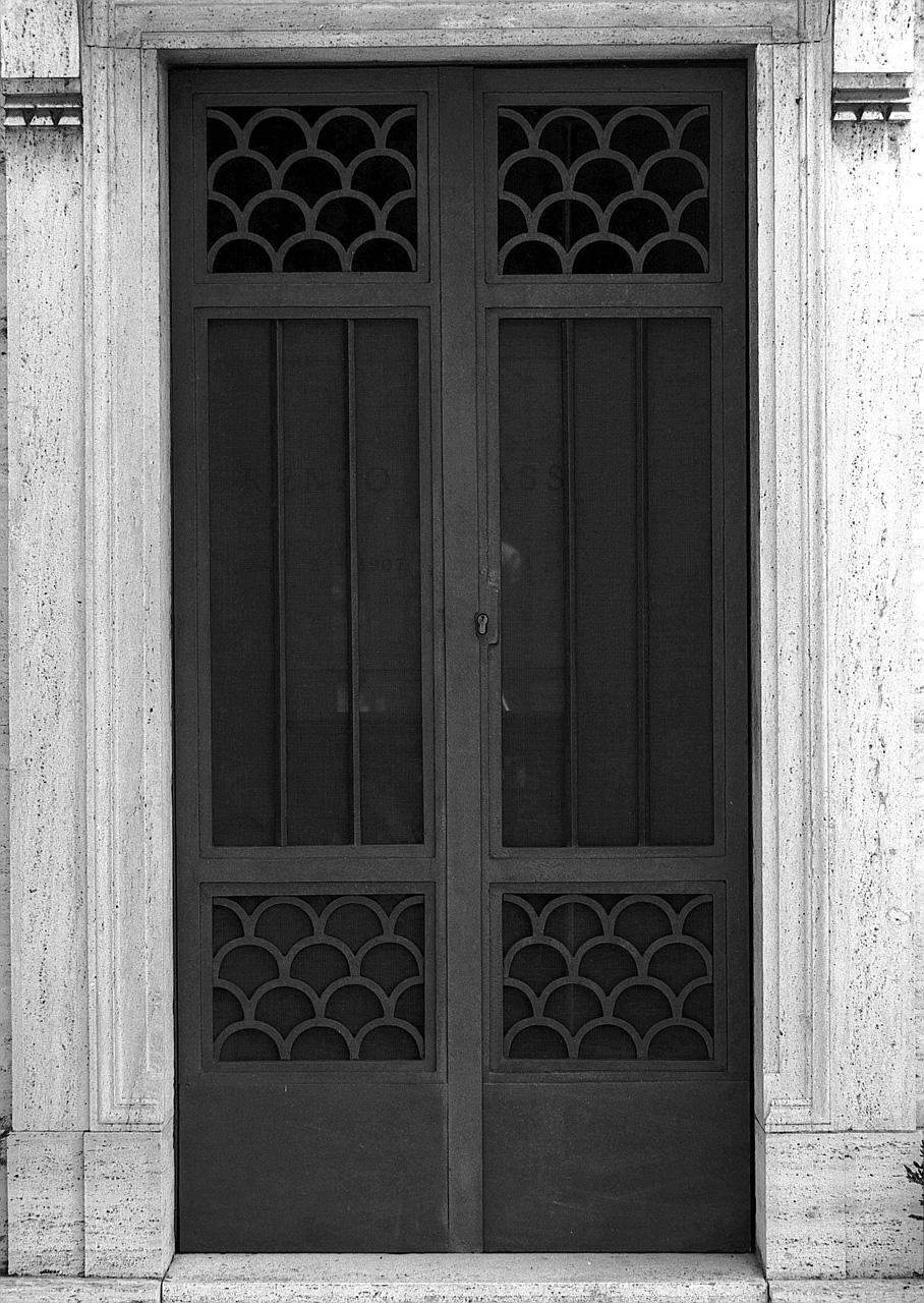 porta - a due battenti - produzione toscana (sec. XX)