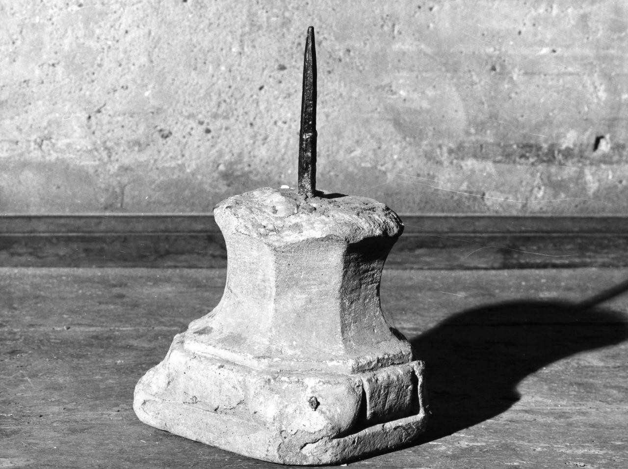 portacandele, serie - bottega toscana (sec. XIII)