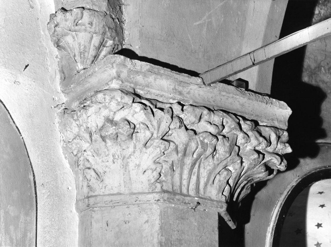 capitello di pilastro - bottega toscana (seconda metà sec. XIV)