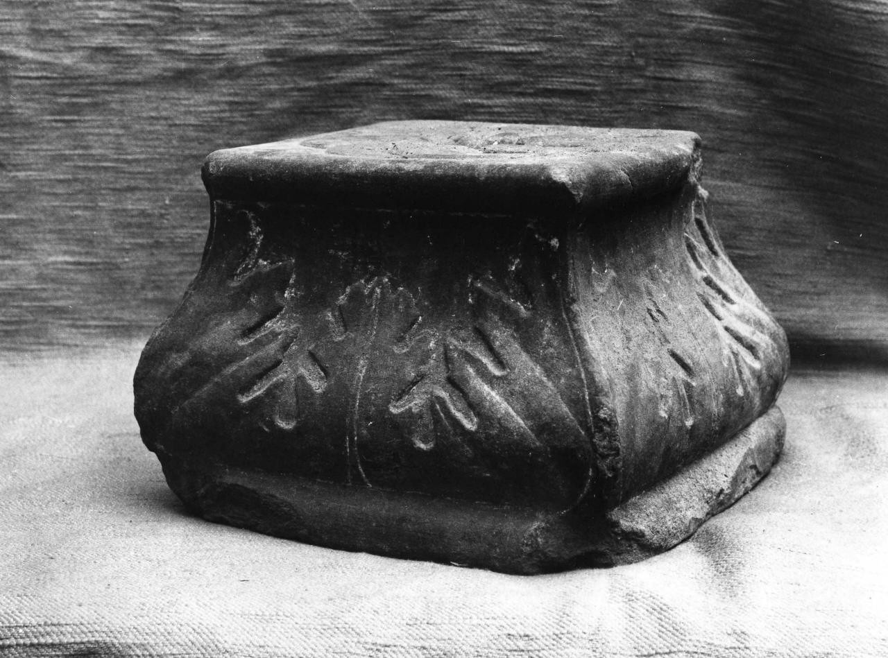 base per il cero pasquale - bottega toscana (sec. XVII)