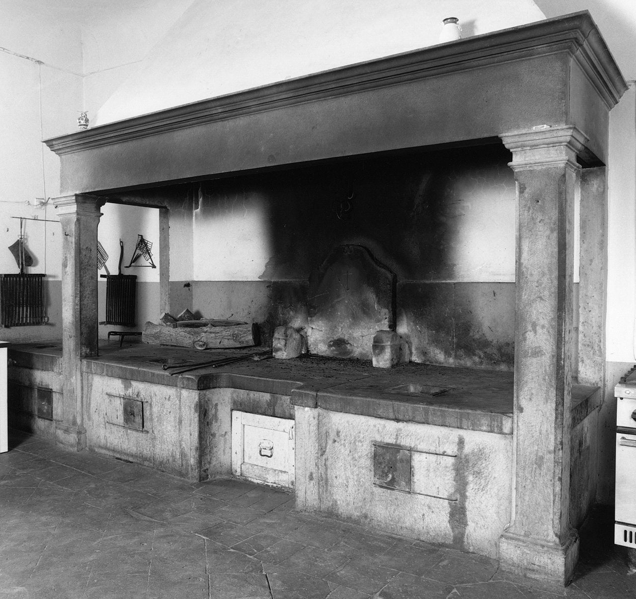 mostra di camino - bottega toscana (fine/inizio secc. XIX/ XX)