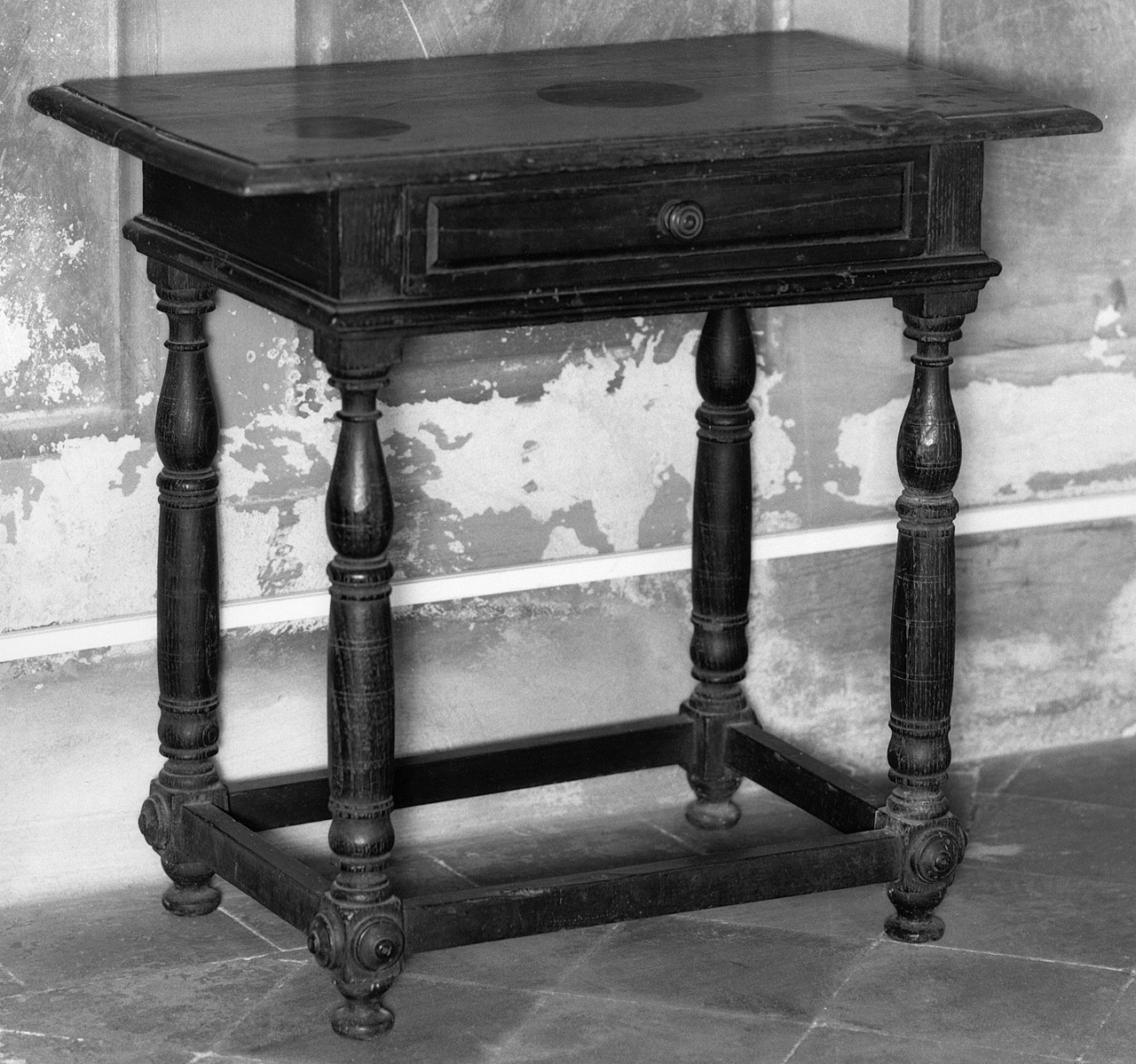 tavolino - bottega toscana (fine/inizio secc. XVI/ XVII)