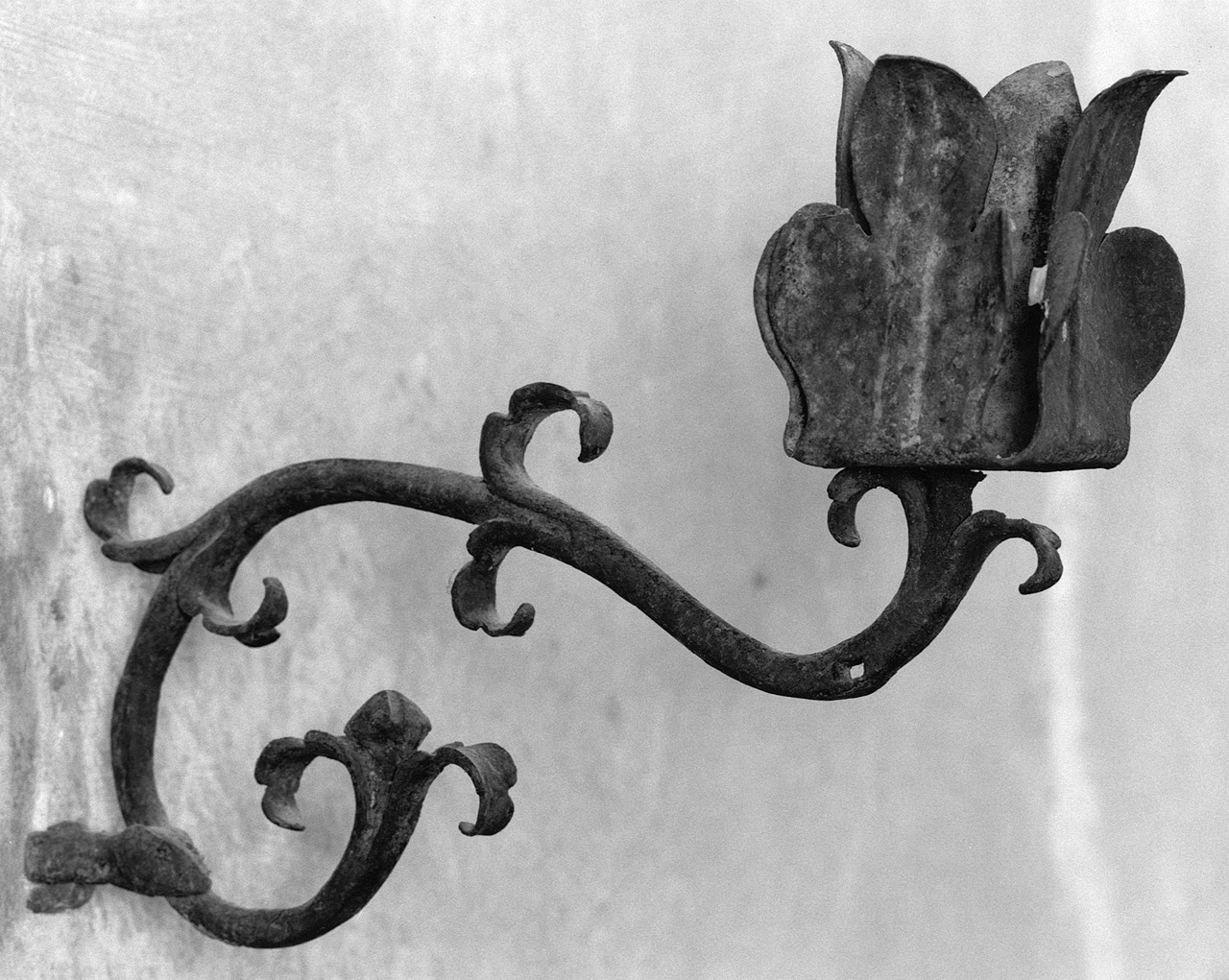 candeliere da parete - bottega toscana (fine/inizio secc. XVI/ XVII)