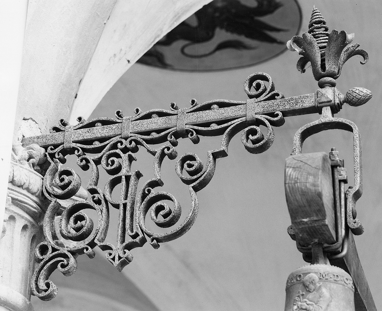 sostegno per campanella, insieme - bottega fiorentina (sec. XVII)