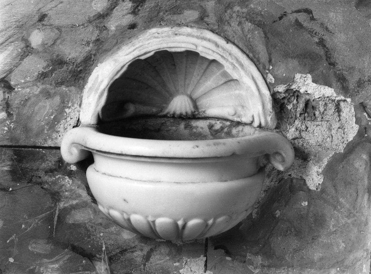 acquasantiera da parete - bottega toscana (metà sec. XVI)