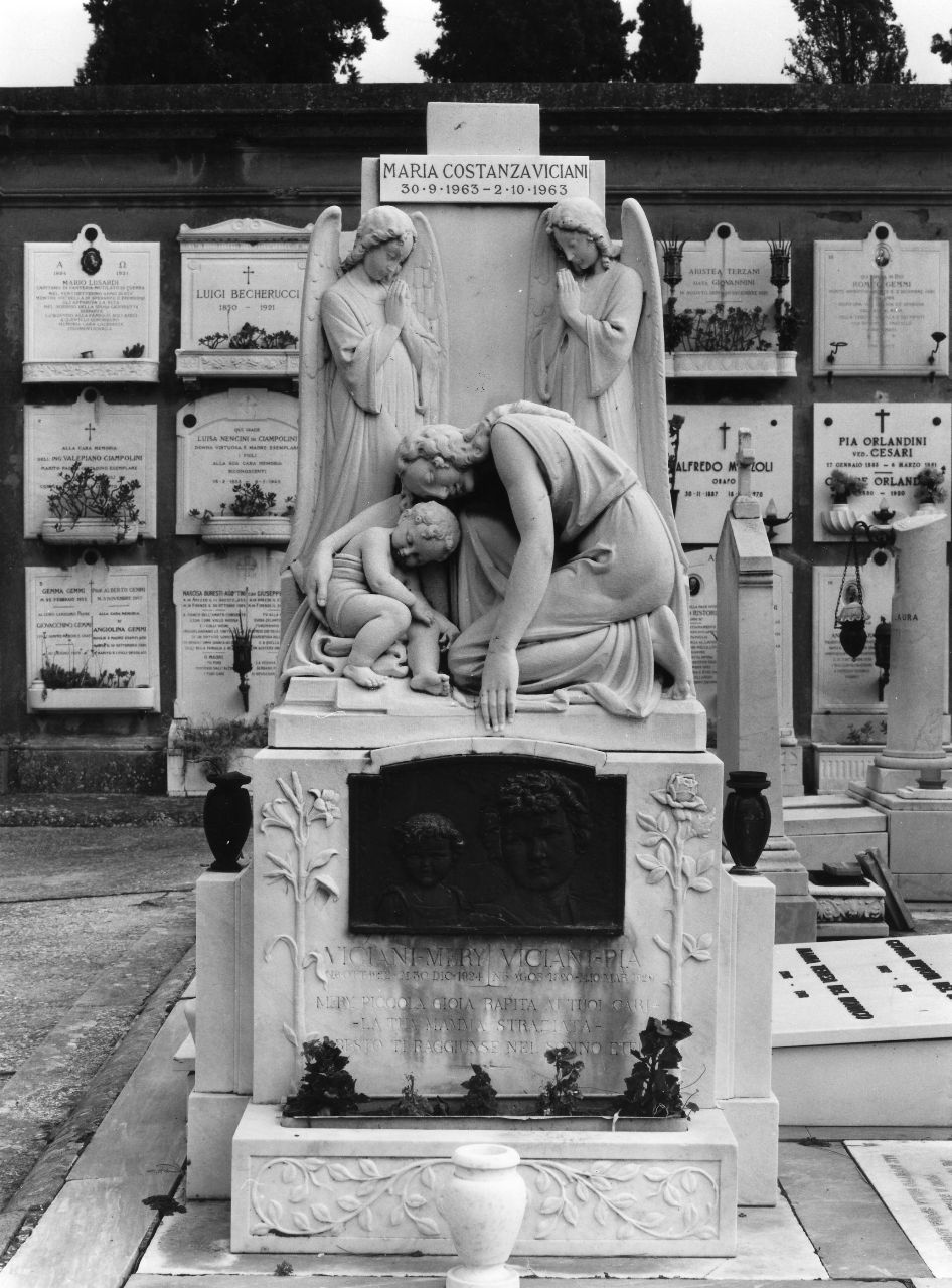 giovane madre con infante e due angeli (monumento funebre) di Boni G (sec. XX)