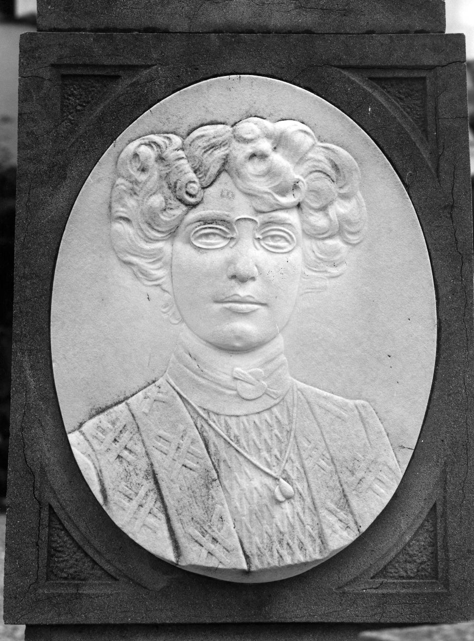 ritratto di Alice Bazzero Giuntini (rilievo) di Bargagni Giovanni (sec. XX)