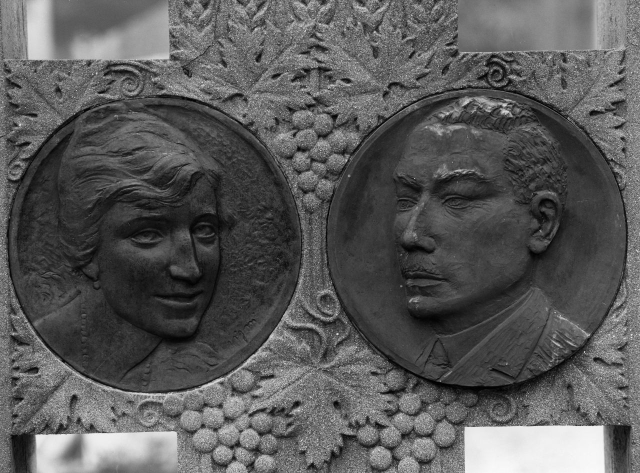 ritratto di Ettore e Jenny Lavoratti (monumento funebre) di Vigni Corrado - ambito toscano (sec. XX)