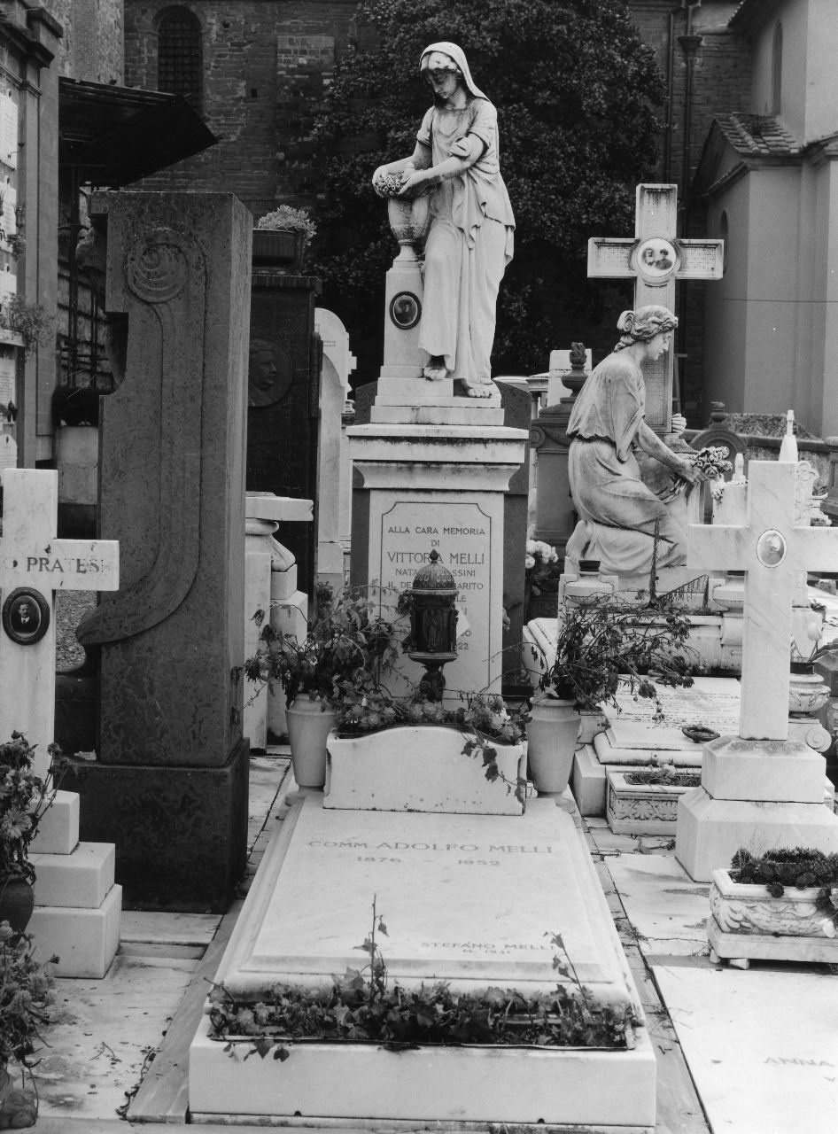 figura femminile con corona di fiori (monumento funebre) - ambito toscano (sec. XX)